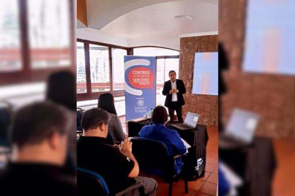 Jefe de Estudios de ODL Tarapacá da charla a  funcionario/as y usuario/as del centro de negocios de Sercotec