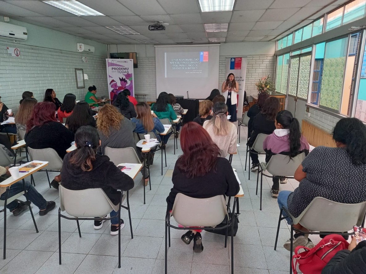 Las mujeres usuarias de PRODEMU de Arica recibieron una charla del Consultorio Jurídico